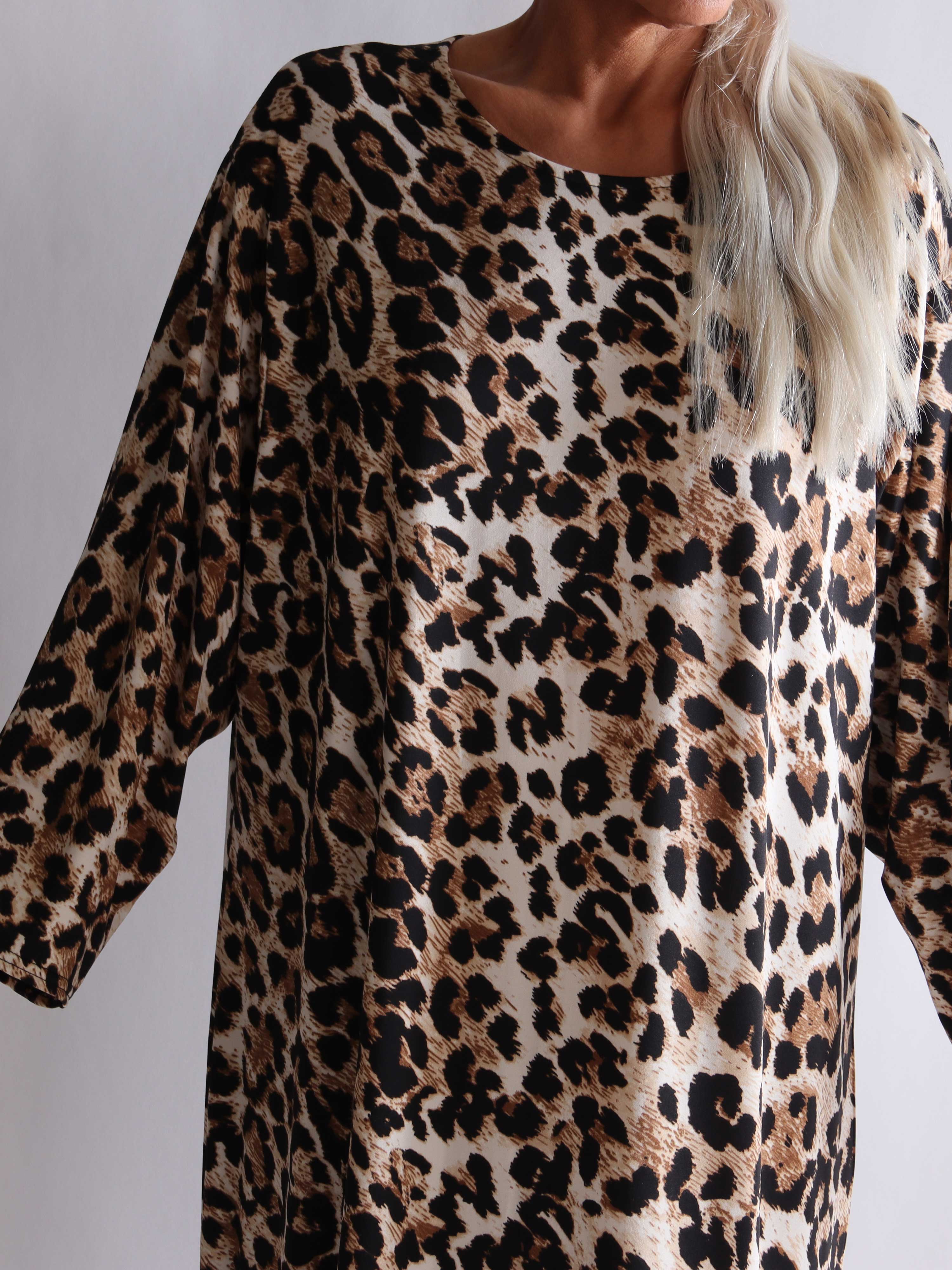 Katri - Lång plus size-klänning i skrynkelfritt leopardtyg